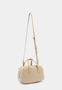 Beige Lederhandtasche mit strukturiertem Design, doppelten oberen Griffen und einem abnehmbaren Schulterriemen. Mit goldfarbenen Beschlägen und Reißverschlussdetails.