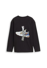 Schwarzes Langarmshirt mit einem Grafikdruck eines weißen und blauen Sneakers, der ein graues Band über das Design auf der Rückseite hat.