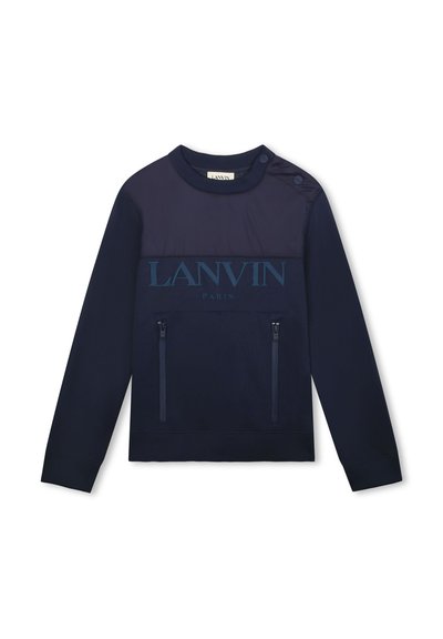 Sudadera azul marino de manga larga, cuello redondo, dos bolsillos frontales con cremallera y un logo impreso en letras tonales en el pecho.