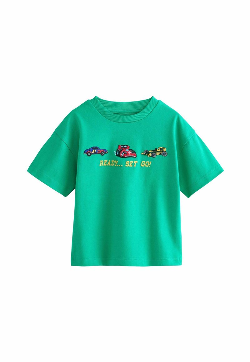 Grön bomullströja med korta ärmar, prydd med broderade racerbilar och texten "REDO... KÖR!" i gult och vitt.