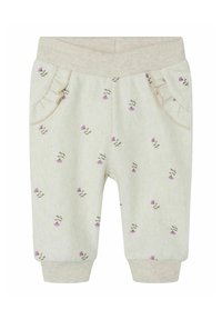 Pantaloni per neonati color beige chiaro con un motivo a spina di pesce, caratterizzati da piccoli fiori rosa stampati, vita a costine e tasche arricciate.