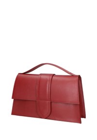 Borsa a mano rossa in pelle con un design strutturato, dotata di manico superiore e chiusura a patta. Texture liscia con dettagli di grana sottili.