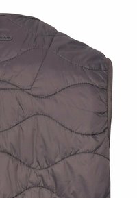 Grau gesteppte Weste mit wellenförmigem Muster; zeichnet sich durch einen glatten, leichten Stoff und einen runden Kragen für ein modernes Design aus.