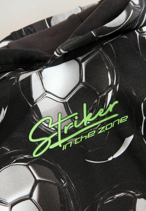 Felpa nera con cappuccio caratterizzata da un motivo di palloni da calcio. Testo verde che recita "Attaccante in azione". Tessuto morbido con una superficie liscia.