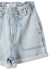Shorts in denim azzurro chiaro con una cintura elastica, orli arrotolati e due tasche laterali. Presentano dettagli di cucitura e un'etichetta del marchio all'interno.