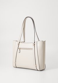 Borsa a spalla in pelle di colore bianco sporco con un design strutturato, dettagli neri, doppi manici e una tasca frontale con zip per un facile accesso.