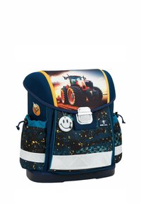 Blauer Rucksack mit Traktor-Graphic, gelben Akzenten, Netzoberseite, Seitentaschen, reflektierenden Streifen und einem lächelnden Charme.