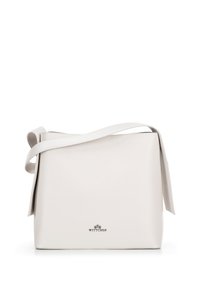 Bolso de hombro de cuero blanco con una textura suave, forma rectangular y una correa ajustable única. Presenta un pequeño logo plateado en la parte frontal.