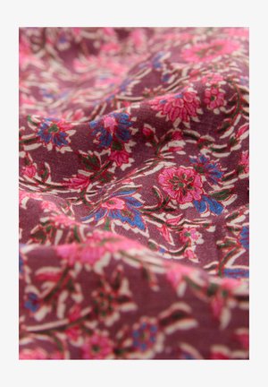 Tessuto di cotone con un motivo floreale in tonalità di rosa, blu e verde su uno sfondo bordeaux profondo, creando un aspetto texturizzato.