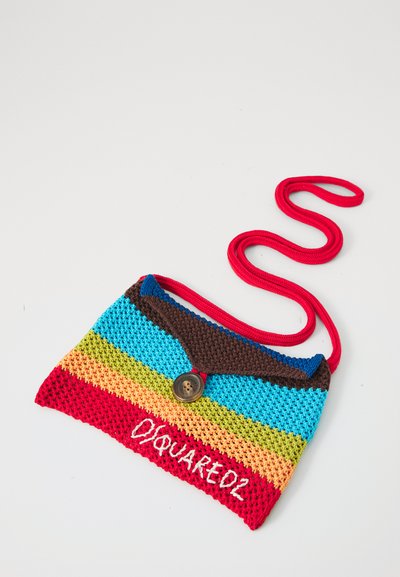 Borsa all'uncinetto con righe multicolori in rosso, blu, verde e marrone. Presenta una chiusura a bottone e una tracolla rossa. Ricamo "D/QUARED2".