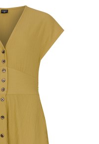 Gele, getextureerde jurk met korte mouwen, V-hals en een rij bruine knopen aan de voorkant, voorzien van een getailleerd taillepaneel.