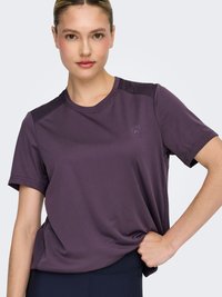 Paars sportief T-shirt met korte mouwen en een ronde hals; heeft gestructureerde accenten op de schouders en een logo op de borst.