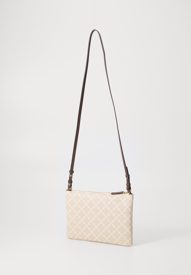 Beige rechteckige Handtasche mit einem Rautenmuster, ausgestattet mit einem braunen verstellbaren Schulterriemen und einem goldenen Reißverschluss. Glatte Oberflächenstruktur.