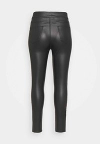Leggings de imitación cuero negros con una textura suave, diseño ajustado, cintura de altura media y dos bolsillos traseros.