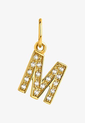 Colgante de letra "M" chapado en oro y engastado con cristales transparentes, con un diseño texturizado y un lazo para su sujeción.