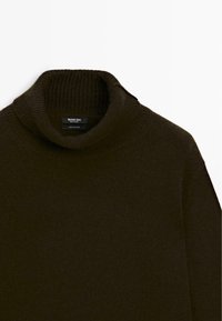 Maglione a collo alto marrone scuro con collare a coste, realizzato al 100% in cashmere da Massimo Dutti.