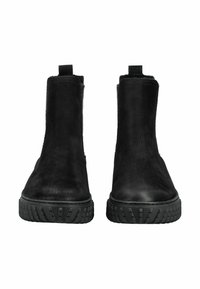 Botas negras hasta el tobillo hechas de cuero texturizado con un acabado suave. Tienen una suela de goma gruesa con un dibujo en el tread y tiradores.