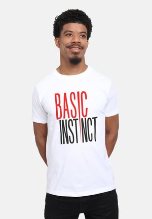Bílá bavlněná tričko s nápisem "BASIC INSTINCT" v červené a černé barvě. Krátké rukávy a kulatý výstřih.