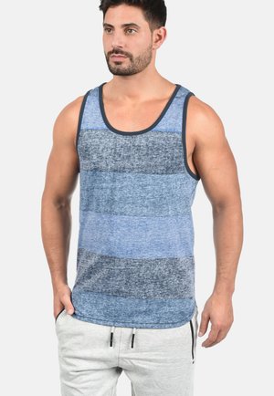 Blautrieres Tanktop mit verschiedenen Blau- und Grautönen, ausgestattet mit einem runden Ausschnitt und dunklen Akzenten. Hergestellt aus einem weichen, strukturierten Stoff.