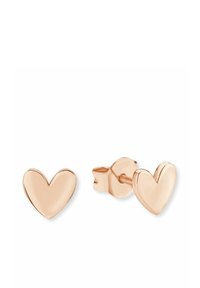 Pendientes de aro en forma de corazón de oro rosa con cierres de mariposa, superficie pulida y suave, mostrados sobre un fondo blanco.