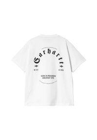 Camiseta blanca de algodón con texto impreso en negro en la parte trasera, que incluye "Carhartt" y "WORK IN PROGRESS GREATEST HITS". Mangas cortas.