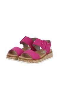 Różowe zamszowe sandały z dwiema szerokimi pasek i klamrą. Posiadają naturalną, teksturowaną podeszwę z białymi akcentami. Płaski projekt platformy.