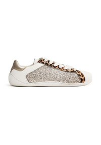Sneaker bianca con pannelli laterali glitterati silver e dettagli a stampa leopardata, dotata di una suola piatta e testurizzata, con chiusura a lacci e accessori beige.