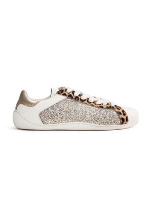 Zapatilla blanca con paneles laterales plateados brillantes y acentos de estampado de leopardo, con una suela plana y texturizada y un diseño de cordones con herrajes beige.