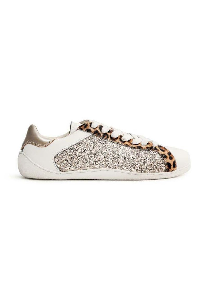 Sneaker bianca con pannelli laterali glitterati silver e dettagli a stampa leopardata, dotata di una suola piatta e testurizzata, con chiusura a lacci e accessori beige.