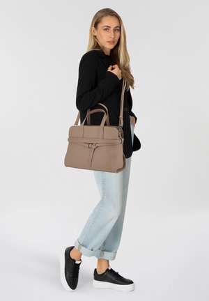 Sac à main en cuir beige avec des poignées doubles et une bandoulière amovible. Texture lisse, forme rectangulaire et détail de boucle à l'avant.