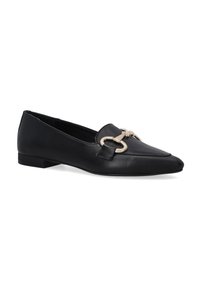 Schwarze Lederloafers mit spitzer Zehenpartie, ausgestattet mit einer goldfarbenen Hardware-Applikation an der Vorderseite und einem niedrigen, flachen Absatz. Der Stoff hat eine glatte Textur.