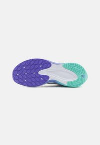 Puma DARTER PRO FADE - Silniční běžecké boty - white/electric peppermint
