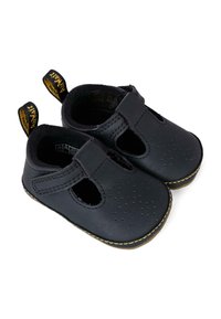 Scarpe in pelle nera con design intagliato, dettagli perforati, cinturino regolabile e cuciture gialle lungo la suola. Piccola linguetta sul tallone.