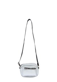 Borsa a tracolla argentata realizzata in materiale lucido, con chiusura a zip, una tasca anteriore con zip e una tracolla nera regolabile.