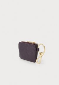 Portafoglio chiave in pelle viola con finitura texture, dotato di una cerniera dorata e un'attaccatura dorata laterale. Forma rettangolare compatta.