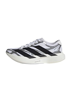 Weiße und silberne Laufschuhe mit schwarzen Streifen, weißen Schnürsenkeln und dicker weißer Sohle mit der Aufschrift "Lightstrike Pro".