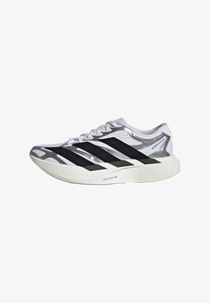 Άσπρο και ασημί παπούτσι για τρέξιμο με μαύρες ρίγες, άσπρα κορδόνια και χοντρή άσπρη σόλα με την ένδειξη "Lightstrike Pro".