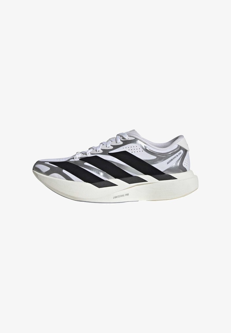 Άσπρο και ασημί παπούτσι για τρέξιμο με μαύρες ρίγες, άσπρα κορδόνια και χοντρή άσπρη σόλα με την ένδειξη "Lightstrike Pro".