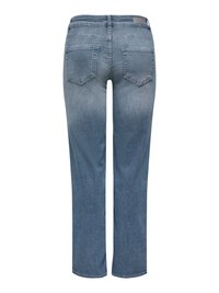 Middenblauwe spijkerbroek met twee achterzakken, rechte pijpen en een leren merkembleem op de achterband.