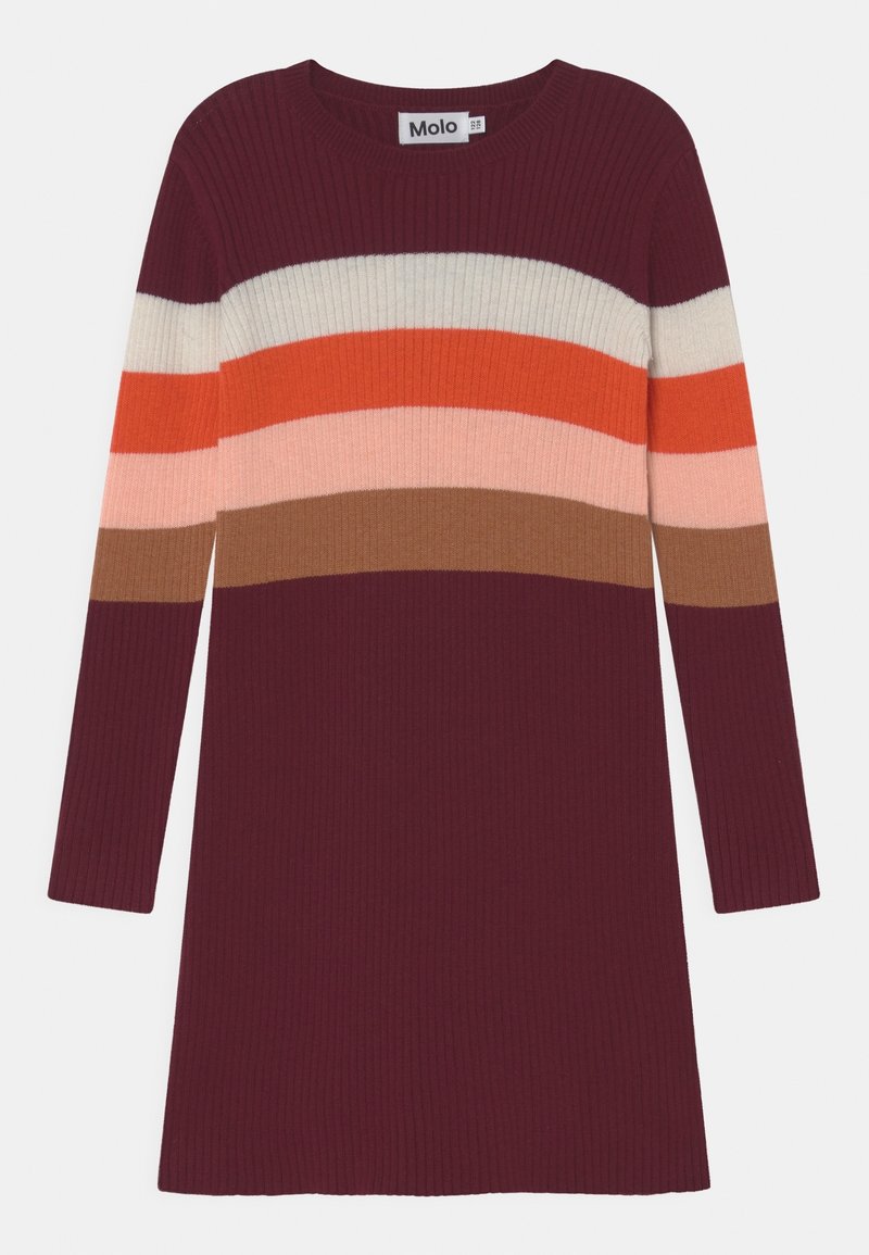 Robe en tricot côtelé de couleur bourgogne profond avec des rayures horizontales en orange, crème, rose et marron. Manches longues et col rond.