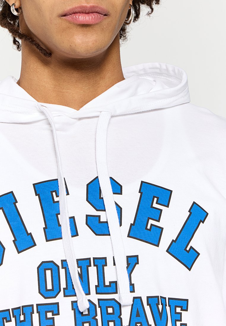 Weißer Kapuzenpulli mit auffälligem blauen und schwarzen Text "DIESEL ONLY THE BRAVE." Mit Kordeln und gerippten Bündchen, aus weichem Stoff gefertigt.