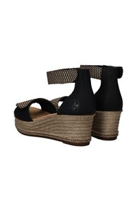Zwarte wedge sandalen met een gestructureerde bovenkant, voorzien van een geweven enkelband en een natuurlijk gekleurde jute-wrapped platform.