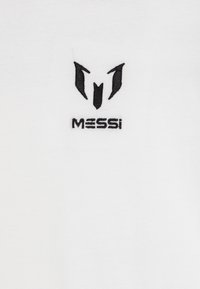 Witte katoenen T-shirt met een geborduurd zwart logo en de tekst "MESSI" in het midden, met een eenvoudige, strakke uitstraling.