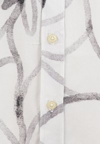 Biały materiał z abstrakcyjnymi szarymi zakrzywionymi liniami, z pionową plisą na guziki z dwoma kremowymi guzikami.