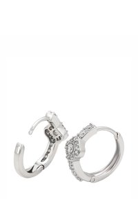 Silberne Creolen mit einem Scharnierverschluss, die auf der Vorderseite eine Ansammlung kleiner funkelnder klarer Steine aufweisen.