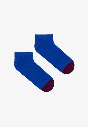 Niebieskie skarpetki na kostkę wykonane z miękkiego materiału, z ciemnoczerwonym czubkiem i żeberkowymi mankietami. Prosty, bezszwowy design o jednolitej teksturze.
