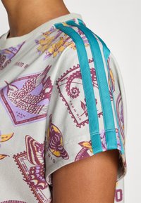 adidas Sportswear FARM DRESS - Robe en jersey - ash silver/corn gold/violet fusion
