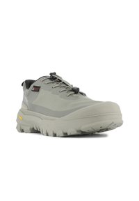 Scarpa da trekking grigio chiaro con tomaia texturizzata, suola in gomma robusta e sistema di allacciatura rapida. Presenta una punta rinforzata per protezione.