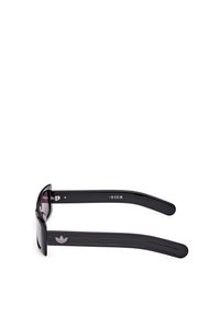 Ochelari de soare negri cu un finisaj lucios, având lentile rectangulare și brațe groase ce prezintă un model subtil cu trei dungi și detalii cu logo.