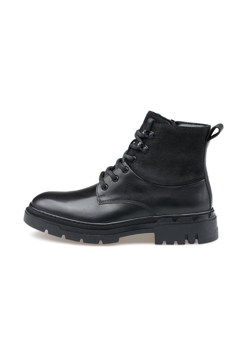 Czarne botki na kostkę wykonane ze skóry i zamszu, z okrągłym noskiem, solidną gumową podeszwą z rowkami oraz sznurowaniem.